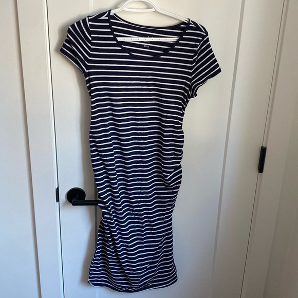 Striped maternity t-shirt dress with ruched sides - Picture 2 of 5